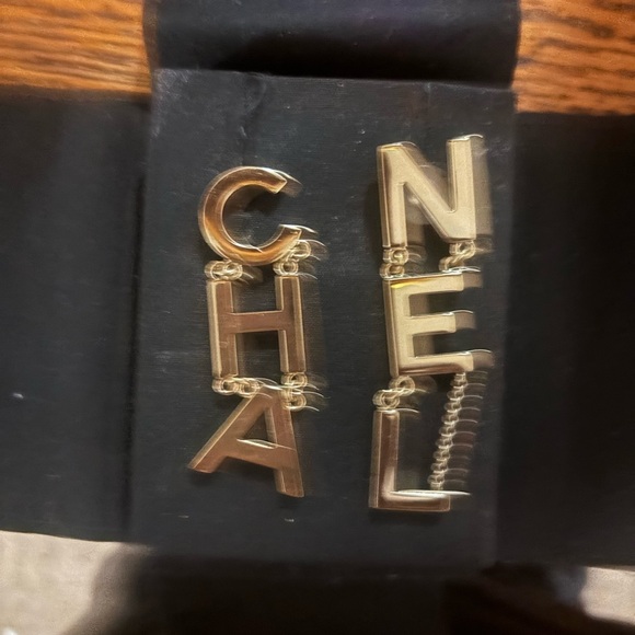 CHANEL Teardrop logo earrings - Picture 1 of 6